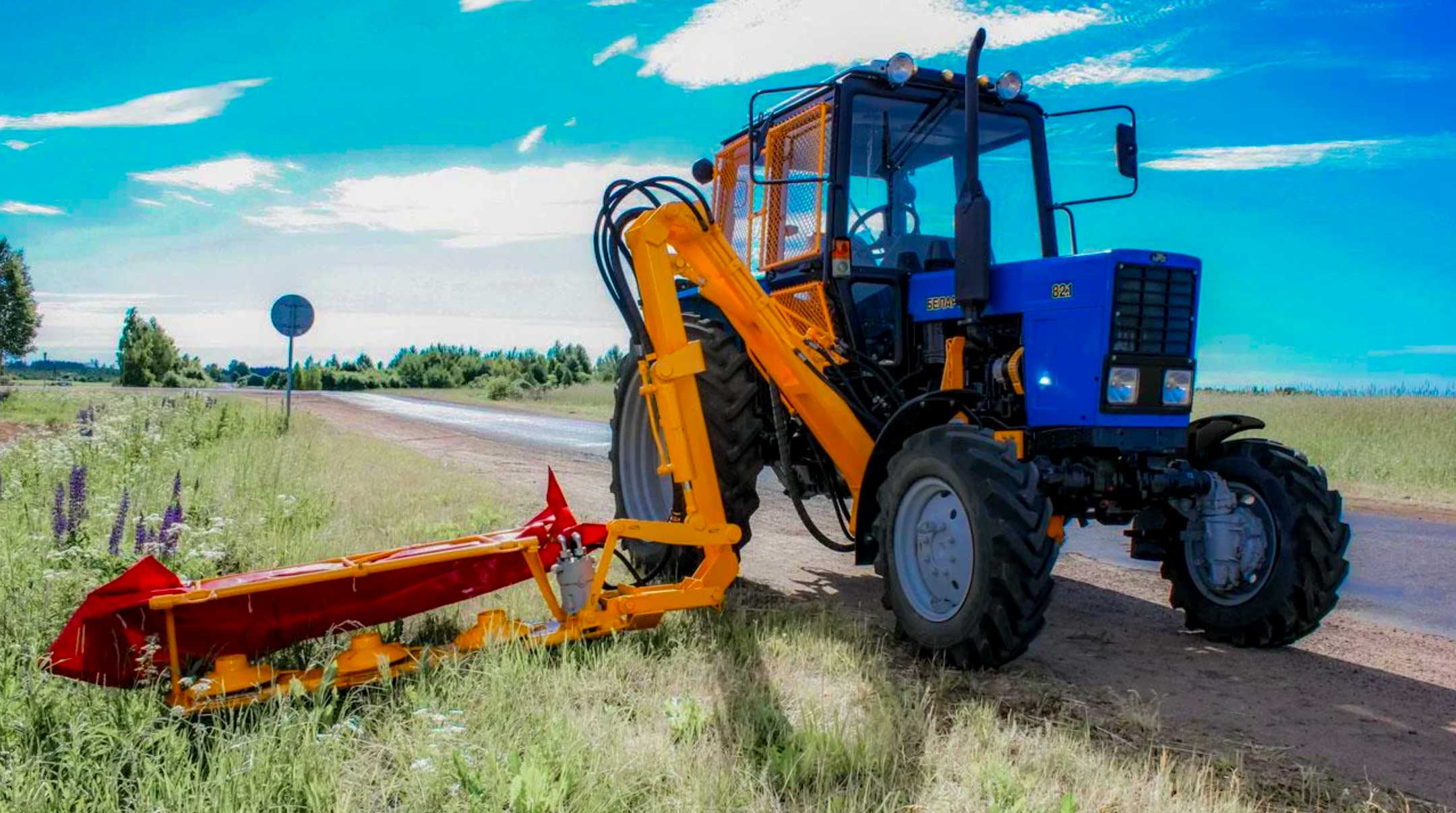Механизированный покос травы трактором на дорогах и прилегающих территориях